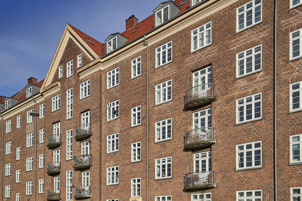 683 koblede vinduer i oprindelig stil langs skinnerne på Vesterbro